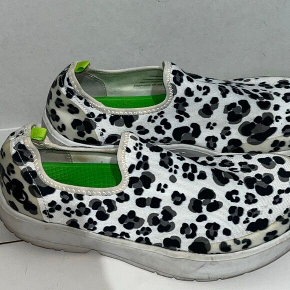 OOFOS Women's Black White OOmg Eezee Low Snow Leopard Recovery Shoes Size W9 - Picture 2 of 9